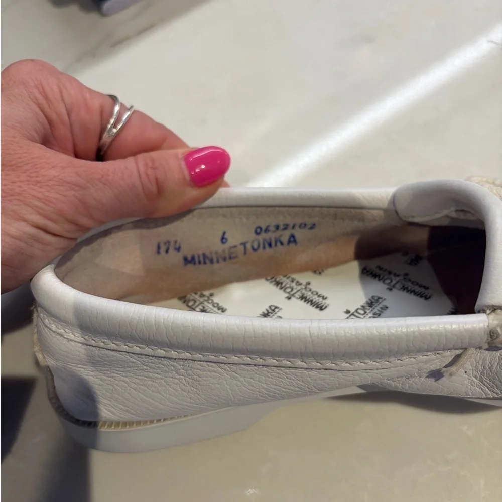Minnetonka Beaded Leather Moccasins – White | Size 6